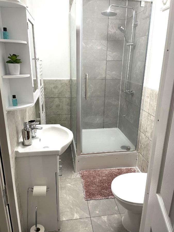 Supreme - 1 Bedroom Apart Sleeps 4 Short/Long Stay Gillingham  Exteriör bild