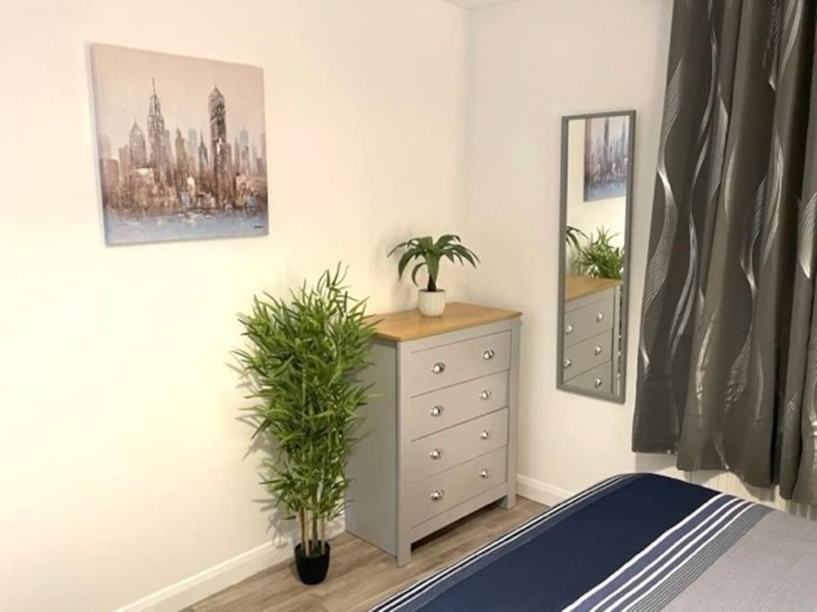 Supreme - 1 Bedroom Apart Sleeps 4 Short/Long Stay Gillingham  Exteriör bild